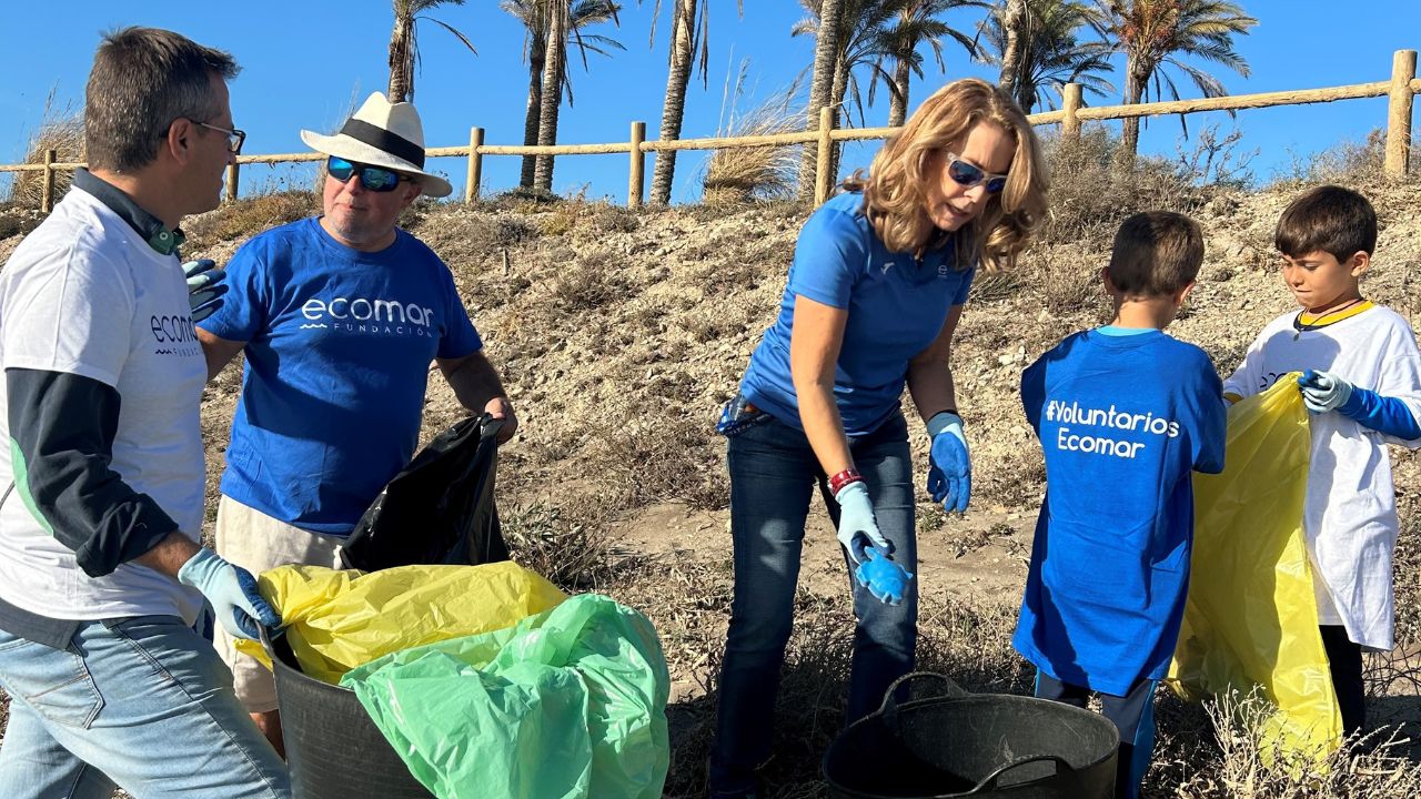 Sun&Blue Congress y Fundación Ecomar limpian la playa de El Toyo 